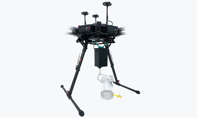 無(wú)人機(jī)取水模塊 適用于大疆M600 M300 RTK系列,0~30米采水 實(shí)時(shí)水溫顯示 快拆設(shè)計(jì),瞰云QY1.0智能取水裝置，專為環(huán)保和應(yīng)急領(lǐng)域的水體采樣設(shè)計(jì)，是一款可適配于多種主流型號(hào)無(wú)人機(jī)的高性能環(huán)保取水模塊，具有不受環(huán)境地形限制、取樣機(jī)動(dòng)性高、效率高、有效降低人員作業(yè)風(fēng) 險(xiǎn)等諸多優(yōu)勢(shì)。產(chǎn)品操作簡(jiǎn)單，一鍵水體式采樣，環(huán)境適應(yīng)能力強(qiáng)，能采集江河水、湖泊水、海水、水庫(kù)、及其他液體樣品。