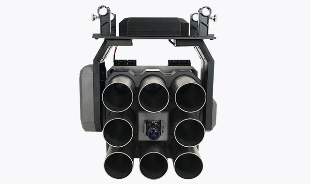 無人機(jī)煙霧催淚彈發(fā)射器適配大疆M600如風(fēng)等防暴反恐維穩(wěn)利器,反恐防暴 戰(zhàn)術(shù)配合 維穩(wěn)利器,本發(fā)射器產(chǎn)品可適用于無人機(jī)安防以及救援等多個(gè)領(lǐng)域?？蓲燧d標(biāo)準(zhǔn)38mm 八枚彈藥，可選配催淚彈、爆震彈、煙霧彈、閃光彈、炫目彈等。