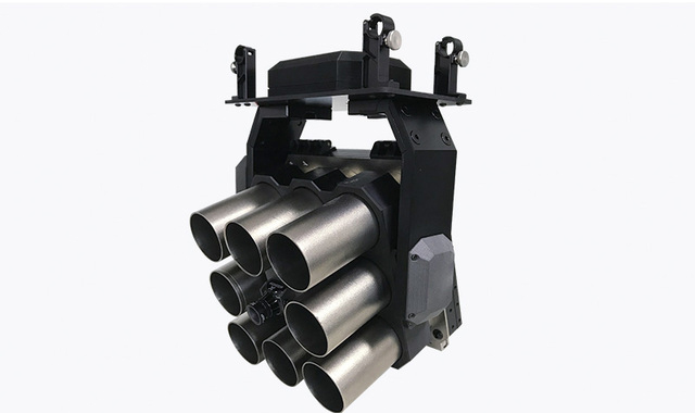 無人機(jī)煙霧催淚彈發(fā)射器適配大疆M600如風(fēng)等防暴反恐維穩(wěn)利器,反恐防暴 戰(zhàn)術(shù)配合 維穩(wěn)利器,本發(fā)射器產(chǎn)品可適用于無人機(jī)安防以及救援等多個(gè)領(lǐng)域?？蓲燧d標(biāo)準(zhǔn)38mm 八枚彈藥，可選配催淚彈、爆震彈、煙霧彈、閃光彈、炫目彈等。