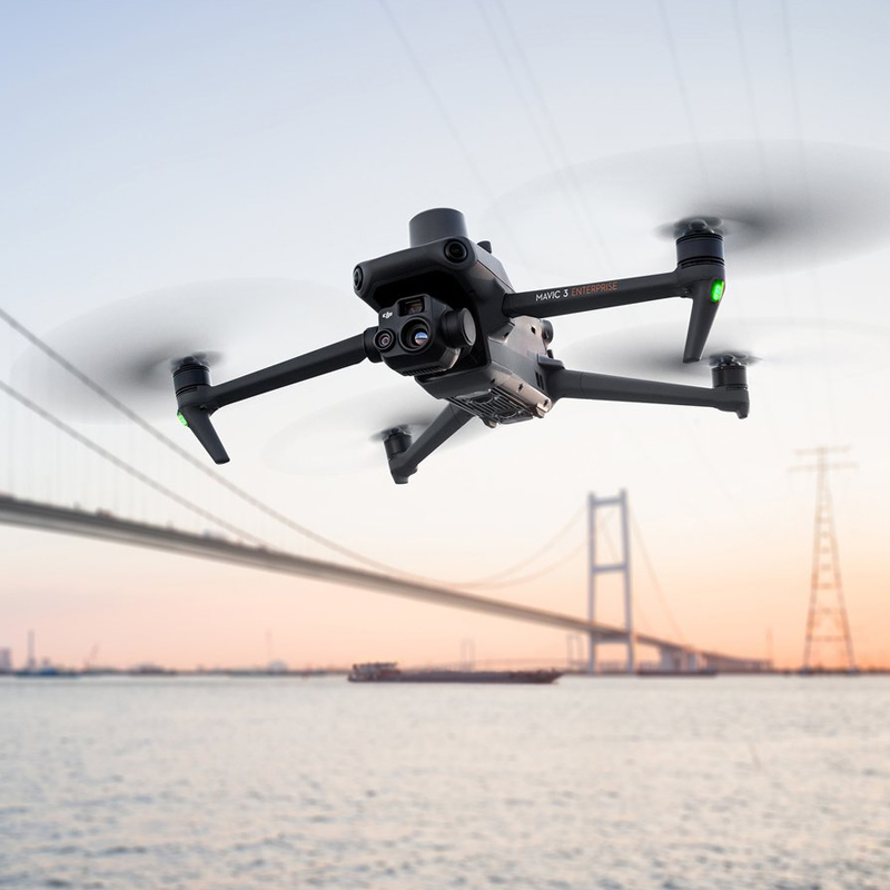 DJI大疆御Mavic 3E/3T行業(yè)無(wú)人機(jī),御Mavic 3E無(wú)人機(jī),Mavic3 行業(yè)系列是兩款小型行業(yè)無(wú)人機(jī)，具有小巧便攜和強(qiáng)大性能的特點(diǎn)。
其中，Mavic3E主要針對(duì)測(cè)繪和泛測(cè)繪領(lǐng)域，配備了 4/3 英寸廣角相機(jī)和機(jī)械快門(mén)，結(jié)合RTK 模塊可以實(shí)現(xiàn)高精度測(cè)繪作業(yè)。
Mavic3T則主要針對(duì)消防、巡邏和搜救等場(chǎng)景，配備了廣角長(zhǎng)焦和熱紅外相機(jī)。