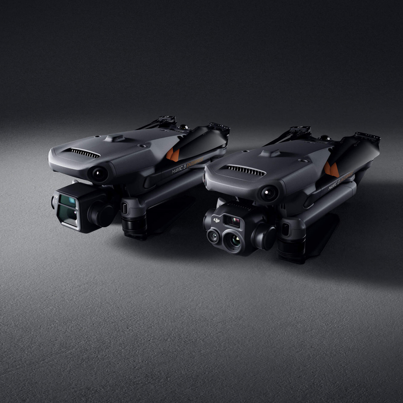 DJI大疆御Mavic 3E/3T行業(yè)無(wú)人機(jī),御Mavic 3E無(wú)人機(jī),Mavic3 行業(yè)系列是兩款小型行業(yè)無(wú)人機(jī)，具有小巧便攜和強(qiáng)大性能的特點(diǎn)。
其中，Mavic3E主要針對(duì)測(cè)繪和泛測(cè)繪領(lǐng)域，配備了 4/3 英寸廣角相機(jī)和機(jī)械快門(mén)，結(jié)合RTK 模塊可以實(shí)現(xiàn)高精度測(cè)繪作業(yè)。
Mavic3T則主要針對(duì)消防、巡邏和搜救等場(chǎng)景，配備了廣角長(zhǎng)焦和熱紅外相機(jī)。
