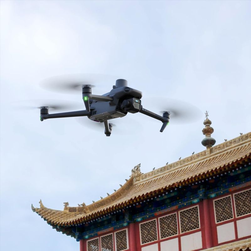 DJI大疆御Mavic 3E/3T行業(yè)無(wú)人機(jī),御Mavic 3E無(wú)人機(jī),Mavic3 行業(yè)系列是兩款小型行業(yè)無(wú)人機(jī)，具有小巧便攜和強(qiáng)大性能的特點(diǎn)。
其中，Mavic3E主要針對(duì)測(cè)繪和泛測(cè)繪領(lǐng)域，配備了 4/3 英寸廣角相機(jī)和機(jī)械快門(mén)，結(jié)合RTK 模塊可以實(shí)現(xiàn)高精度測(cè)繪作業(yè)。
Mavic3T則主要針對(duì)消防、巡邏和搜救等場(chǎng)景，配備了廣角長(zhǎng)焦和熱紅外相機(jī)。