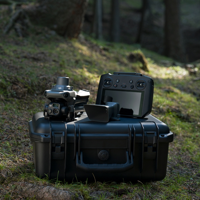 DJI大疆御Mavic 3E/3T行業(yè)無(wú)人機(jī),御Mavic 3E無(wú)人機(jī),Mavic3 行業(yè)系列是兩款小型行業(yè)無(wú)人機(jī)，具有小巧便攜和強(qiáng)大性能的特點(diǎn)。
其中，Mavic3E主要針對(duì)測(cè)繪和泛測(cè)繪領(lǐng)域，配備了 4/3 英寸廣角相機(jī)和機(jī)械快門(mén)，結(jié)合RTK 模塊可以實(shí)現(xiàn)高精度測(cè)繪作業(yè)。
Mavic3T則主要針對(duì)消防、巡邏和搜救等場(chǎng)景，配備了廣角長(zhǎng)焦和熱紅外相機(jī)。