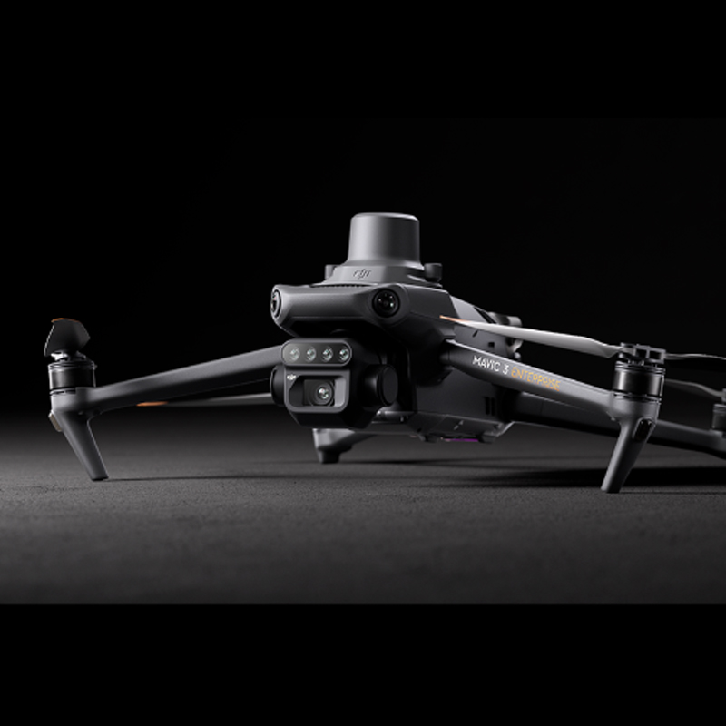 DJI大疆御Mavic 3多光譜版,大疆御Mavic 3多光譜版,大疆御Mavic 3多光譜版無人機(jī)融合可見光相機(jī)與多光譜相機(jī)于一體，作物生長狀態(tài)盡收眼底，實(shí)現(xiàn)農(nóng)業(yè)生產(chǎn)精準(zhǔn)管理。全新升級(jí)的影像系統(tǒng)，集成了 1 個(gè) 2000 萬像素可見光相機(jī)及 4 個(gè) 500 萬像素的多光譜相機(jī)（綠光，紅光，紅邊和近紅外）?？蓪?shí)現(xiàn)高精度航測、作物生長監(jiān)測、自然資源調(diào)查等
應(yīng)用。機(jī)身集成多光譜光強(qiáng)傳感器可采集太陽輻照度并記錄于影像文件中，可在二維重建過程對影像數(shù)據(jù)進(jìn)行光照補(bǔ)償，獲得更準(zhǔn)確的 NDVI 結(jié)果，提高不同時(shí)段采集到的數(shù)據(jù)的準(zhǔn)確度與
一致性。