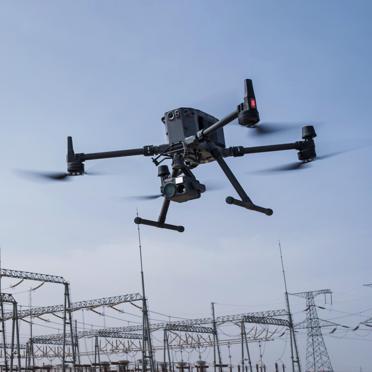 Matrice 350 RTK無人機(jī),Matrice 350 RTK,旗艦新升級(jí)，行業(yè)新高度。全新圖傳系統(tǒng)和操控體驗(yàn)，更高效的電池系統(tǒng)，更全面的安全保障，以及強(qiáng)大的負(fù)載和拓展能力，讓新一代飛行平臺(tái) Matrice 350 RTK 滿載實(shí)力，為空中作業(yè)注入革新力量。